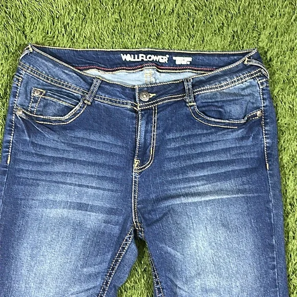 Wallflower Women's The Fiesty Curvy Low Rise Fit Jeans Size 13 - Picture 2 of 10